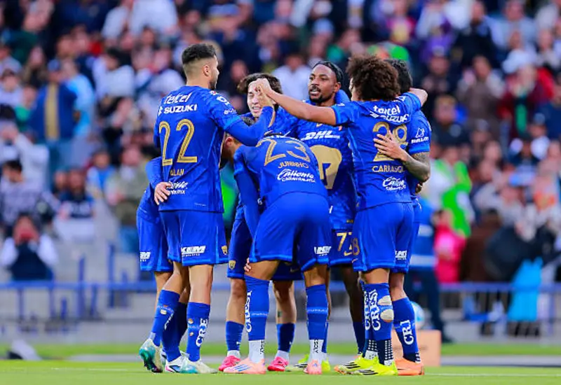 Jugadores de Pumas en acción durante el partido donde vencieron 2-0 a Rayados de Monterrey, manteniendo su racha invicta en el torneo.