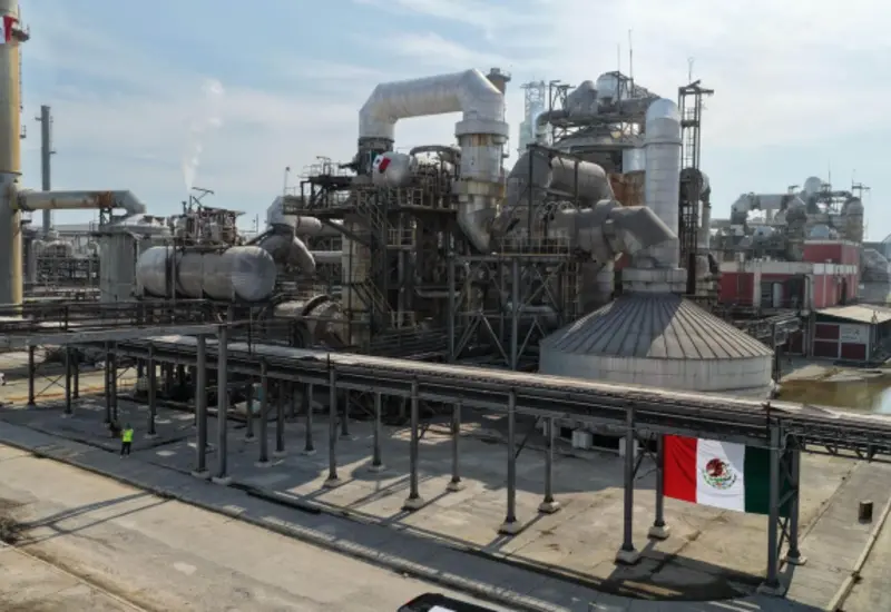 Gráfica que ilustra la reducción histórica de la deuda de Pemex, la cual ha disminuido 23 mil millones de dólares desde el nivel de 2018.