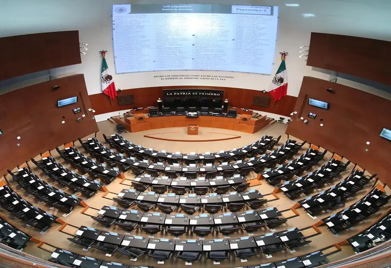 La propuesta de reforma política plantea la reducción del Senado mexicano de 128 a 96 integrantes, eliminando los escaños plurinominales.