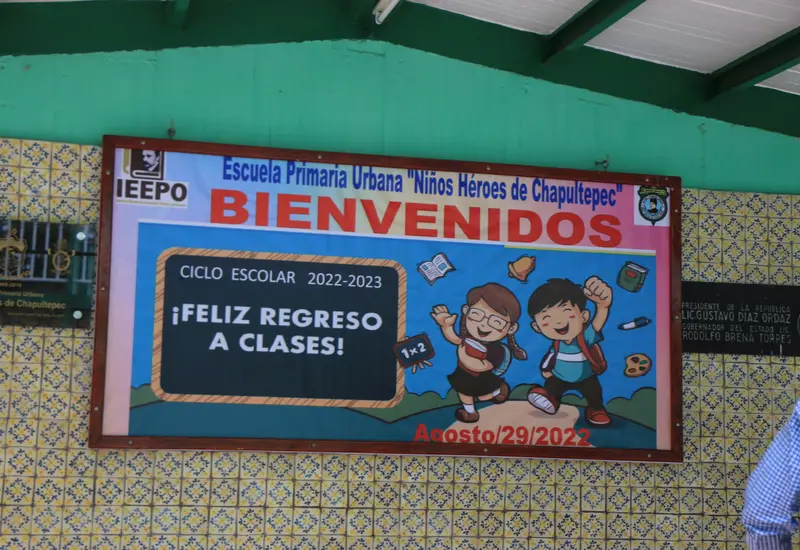 Una imagen ilustrativa del regreso a clases en el Istmo, donde se observa un salón o escuela mientras se reanudan labores de manera gradual.