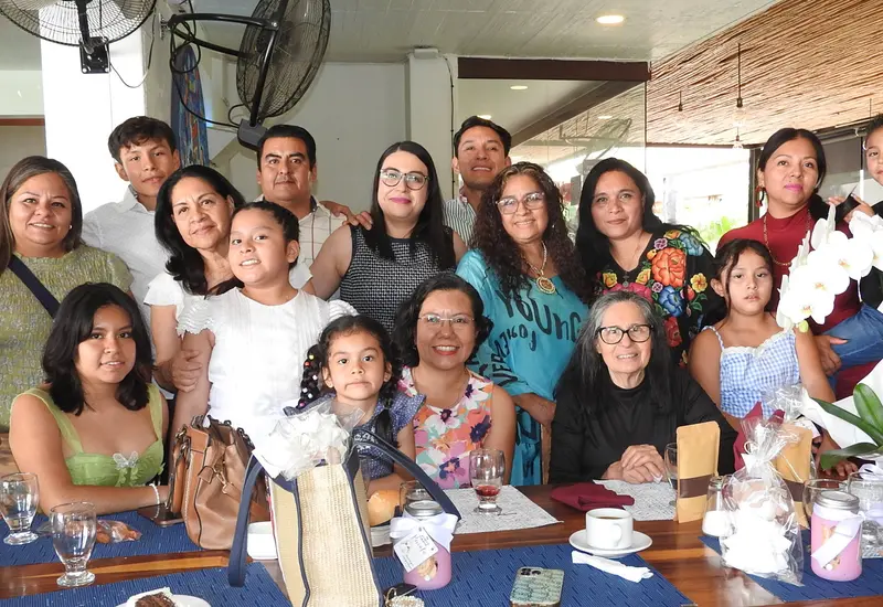 Renata Castellanos Ayala celebra su Primera Comunión sonriendo junto a su mamá Gabriela Castellanos, en compañía de familiares y amistades.