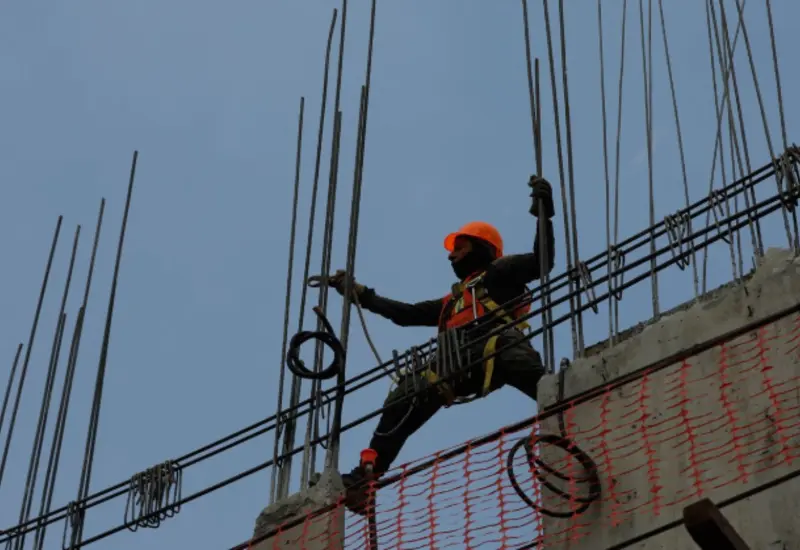 La actividad industrial en México muestra un repunte, impulsada por el sector de la construcción, registrando un crecimiento mensual del 0.2% en diciembre.