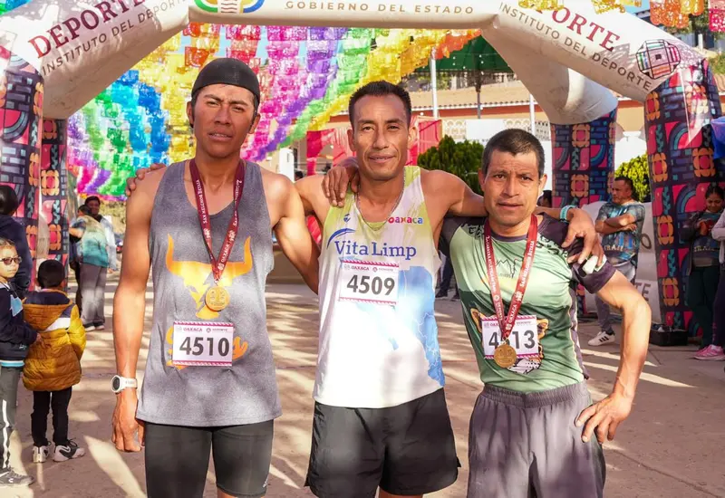 Reynaldo Pacheco, ganador de la carrera Betaza Atletik 3, posa para la foto junto a otros destacados competidores de la categoría varonil.