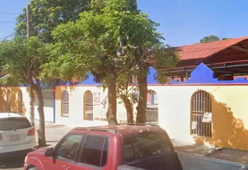 Daños en una escuela de Salina Cruz después de que delincuentes robaran el cableado eléctrico y los aires acondicionados del plantel educativo.