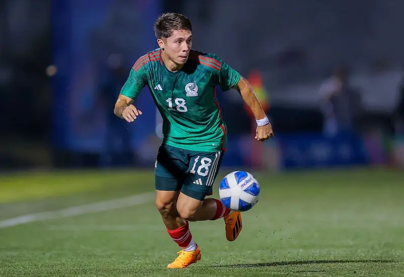 El futbolista Rodrigo Huescas, quien será valorado por Javier Aguirre para determinar su continuidad y futuro en la Selección Mexicana.
