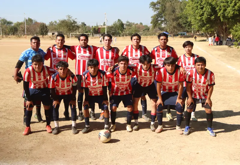 Los integrantes de la Selección de Cuilápam celebran su triunfo tras coronarse como campeones del torneo deportivo realizado en San Bartolo.