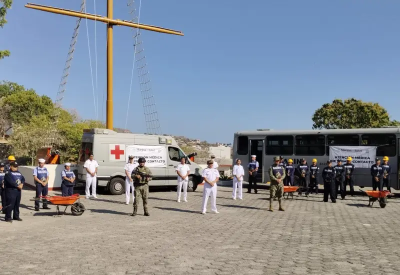 Personal de la Semar brinda servicios de medicina general y preventiva de forma gratuita a habitantes de comunidades rurales durante una jornada de salud.