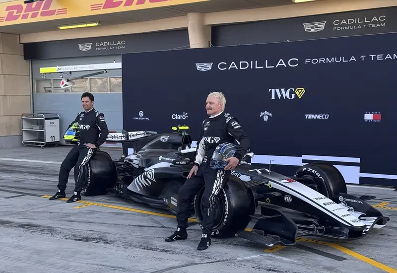 Los pilotos de carreras Sergio Pérez y Valtteri Bottas fotografiados juntos como parte del equipo Cadillac, que iniciará la competencia con una sanción.