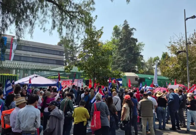 Un grupo de simpatizantes se congrega en el exterior de la Embajada de Cuba en México para manifestar su apoyo.