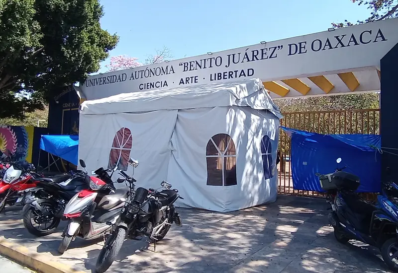 Representantes de los sindicatos STUNAM y FUSION muestran su respaldo al paro de labores del STEUABJO para exigir mejores salarios.