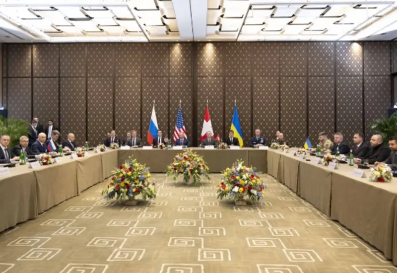 Delegados de Rusia, Ucrania y Estados Unidos reunidos durante la tercera ronda de negociaciones para discutir un amplio abanico de asuntos.