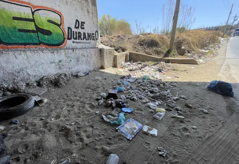 Un tiradero clandestino con basura acumulada durante varios días en las riberas del río Atoyac, cerca de la zona del Parque Primavera.