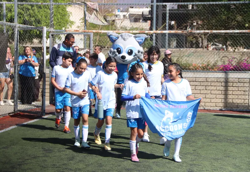 Se pone en marcha el torneo de futbol infantil más grande de México, con equipos de niños y niñas emocionados por el inicio de la competencia.