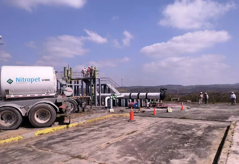 Personal de emergencia en la escena del trágico accidente donde varios trabajadores fallecieron durante el mantenimiento de un ducto de Pemex.