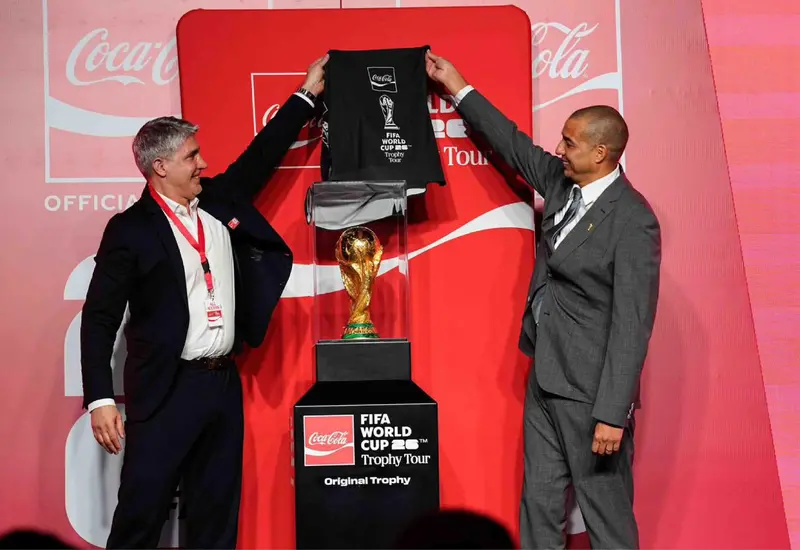 El trofeo original de la Copa del Mundo de la FIFA es exhibido en México al inicio de su tour por el país.
