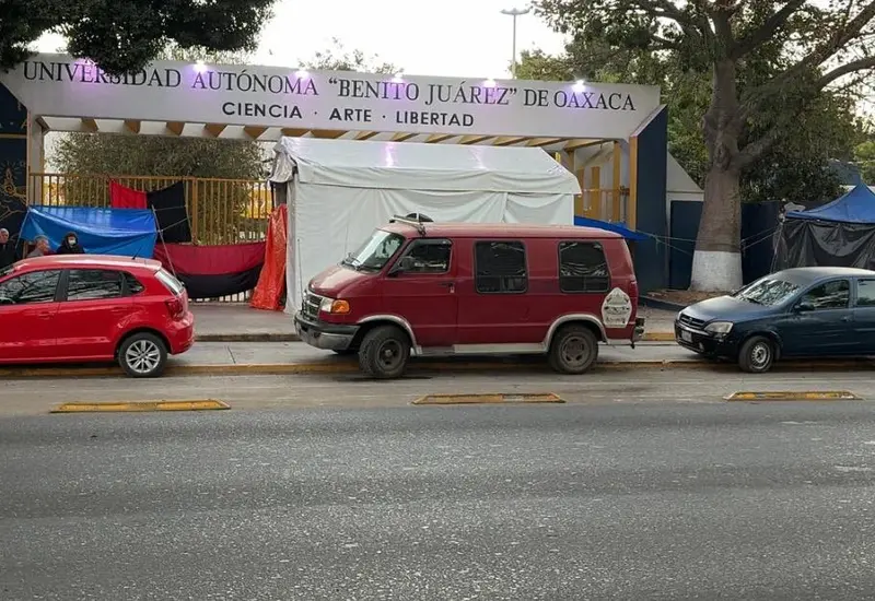 Miembros de la organización juvenil UJRM manifiestan su respaldo a la huelga del STEUABJO, acusando a la Rectoría de ignorar sus demandas.