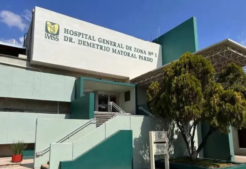 Personal de salud del IMSS atiende a un derechohabiente en una unidad médica como parte de la estrategia de servicio de tiempo completo.