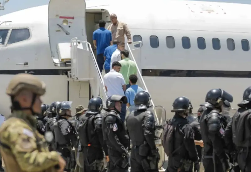 Un grupo de migrantes venezolanos, que fueron deportados a El Salvador, esperan su regreso a Estados Unidos tras un fallo judicial contra la política de Trump.