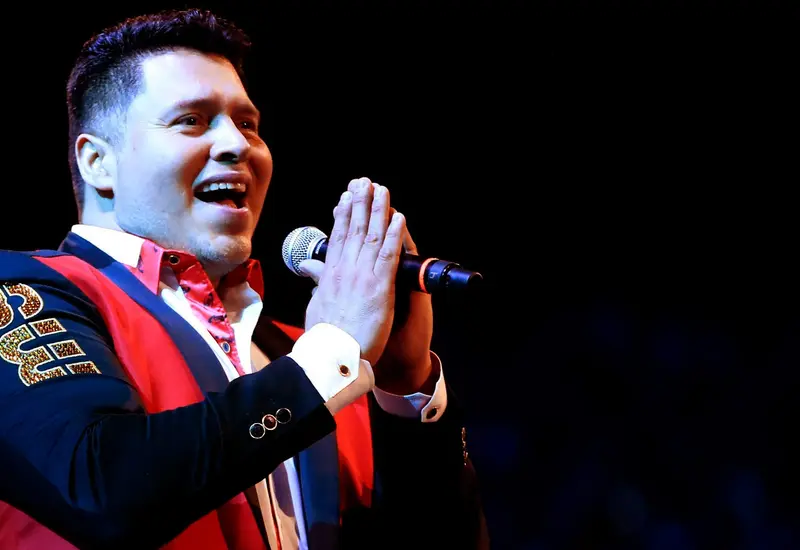 Walo Silvas, vocalista de la Banda MS, en una fotografía relacionada con su llegada al programa 'Juego de Voces' que desató rumores.