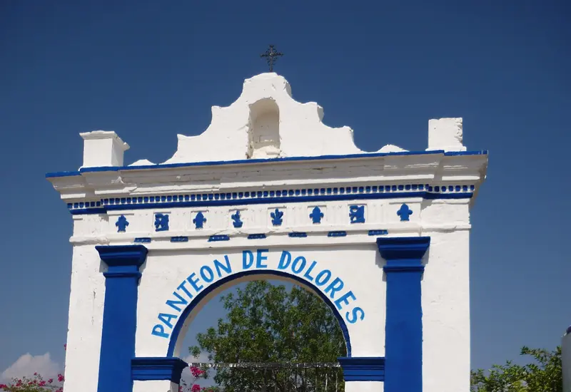 Ante la falta de espacios, familias recurren a reutilizar fosas. 