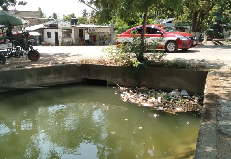 La acumulación de residuos aumenta el riesgo de inundaciones.