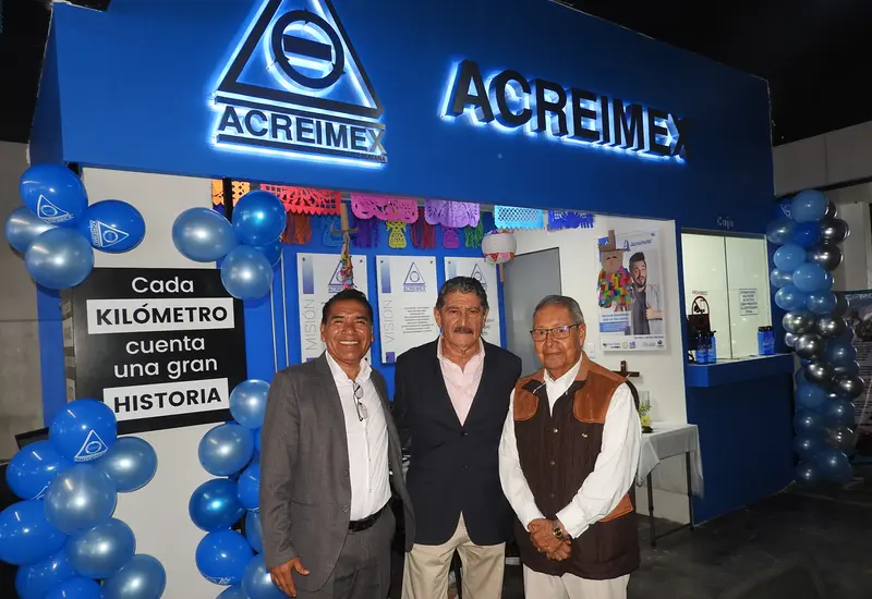 El contador público Eleazar Cano Mireles, presidente del Consejo de Administración de Cooperativa Acreimex; el doctor Arturo Aragón Daza, presidente del grupo AG Motos Oaxaca; y el contador público Ángel Rey Espinosa Lescas, presidente de la comisión directiva de Cooperativa ACREIMEX.