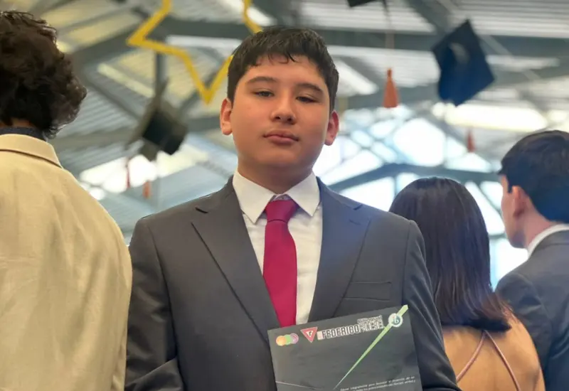 Amado Gómez Pérez recibió un reconocimiento por haber concluido sus estudios secundarios.
