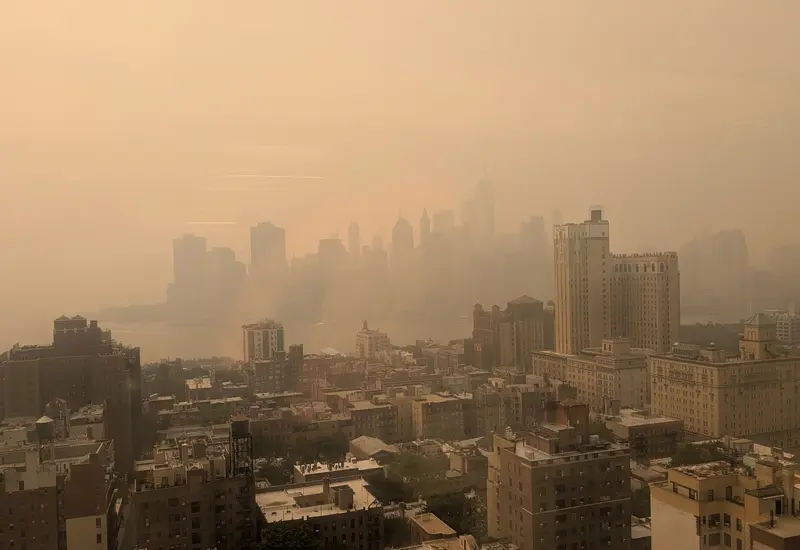 Una cortina de humo en el cielo de Nueva York.