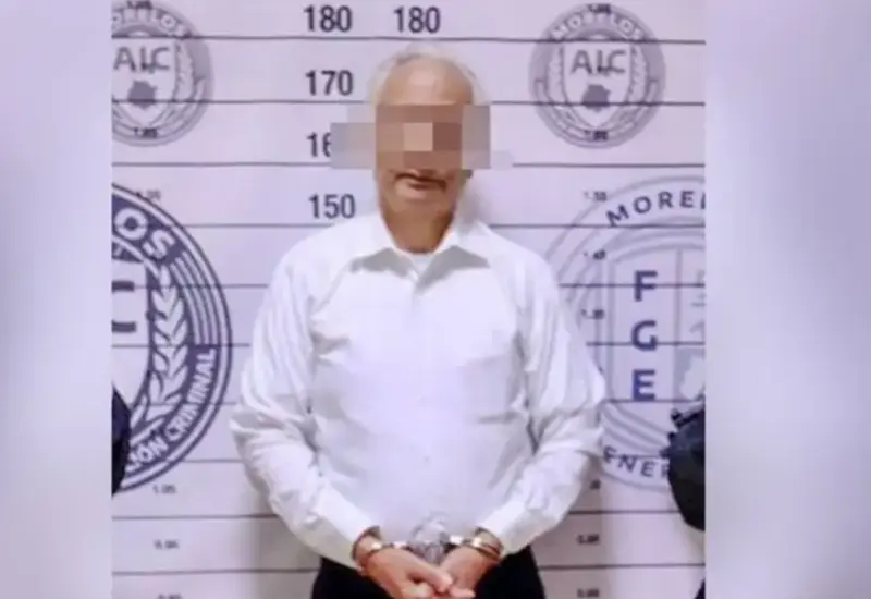 El exdirector de Pemex, Víctor Rodríguez Padilla, es fotografiado durante su detención por autoridades, acusado de violencia familiar contra su esposa.