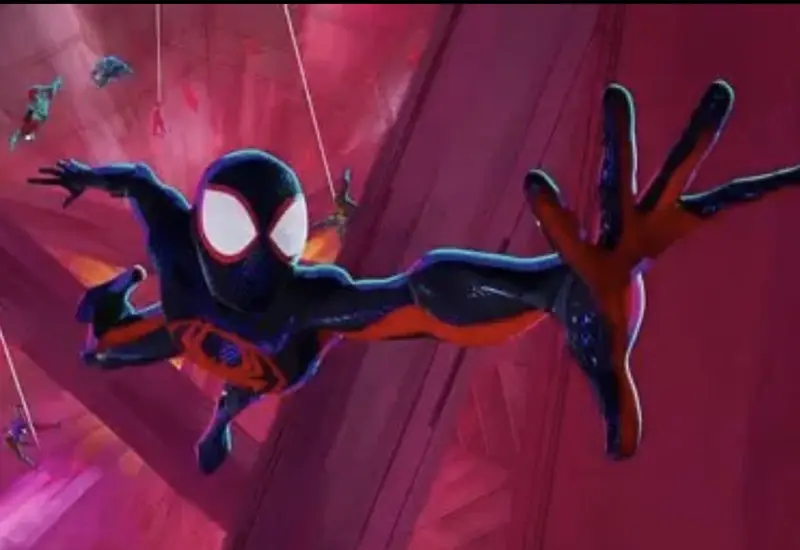 Spiderman 2099 ha reunido a varios spider-man de diferentes universos creando la Sociedad Araña.