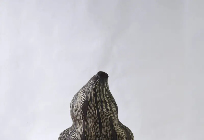 Maribel Portela transforma la tradición mesoamericana en escultura con "Códices verticales" en San Pablo.