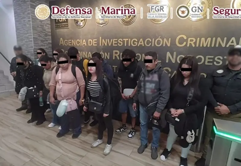Las once personas detenidas en el aeropuerto internacional de Tijuana.