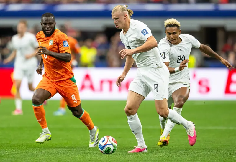 Earling Haaland anotó el gol que le dio a Noruega el pase a los Octavos de Final.