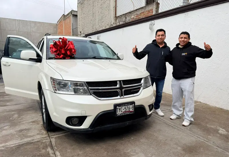 Las empresas Rifas Entre Amigos Puebla y Rifas El Gallo realizaron una nueva entrega de vehículos e invitaron a la ciudadanía oaxaqueña a sumarse a sus sorteos semanales basados en la Lotería Nacional.