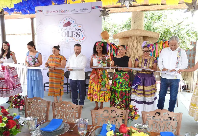 Deyanira Altamirano López, Norma Ruiz Olmedo, Fernando Olivera Rocha, Enid Azucena Torres Agustiniano, Mariel López Villanueva, Andrea Sánchez y Saúl del Toro Zapién cortaron el listón inaugural.