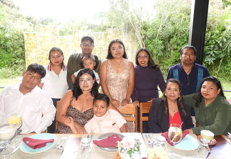 Saori Quetzalli, culminó su educación medio superior, por lo que celebró el acontecimiento en la hermosa compañía de sus familiares, quienes le expresaron sus mejores deseos para su próxima etapa como estudiante universitaria.