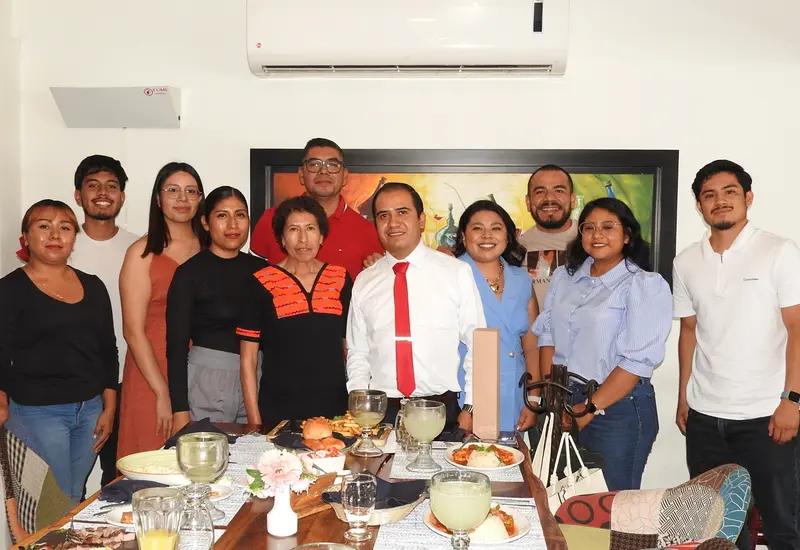 Rubén Vásquez Hernández (al centro) celebra la titulación del grado de maestro en Administración Pública, en la grata compañía de familiares y amigos. 