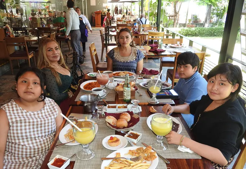 Leti Reyes Zárate, Lidia Bolaños, y los niños Tifanny, Letizia y Enrique Bolaños.
