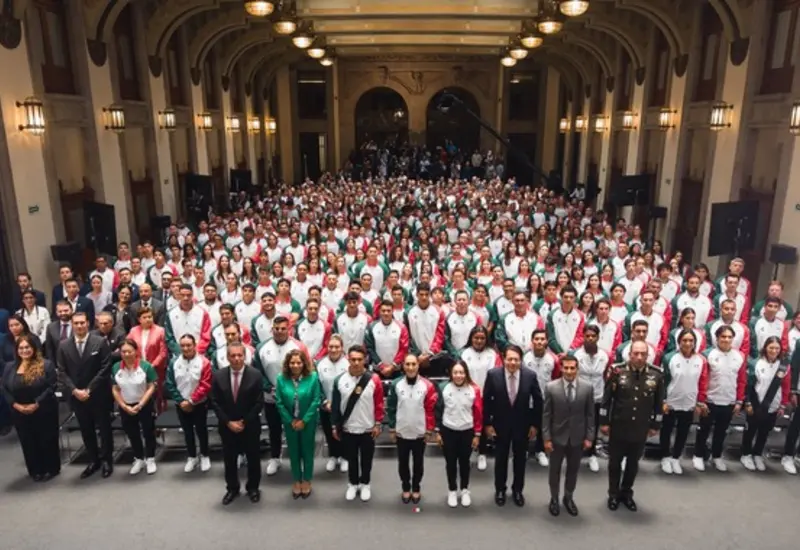 Atletas de la delegación mexicana durante la ceremonia de abanderamiento oficial para competir en los Juegos Centroamericanos y del Caribe 2026.