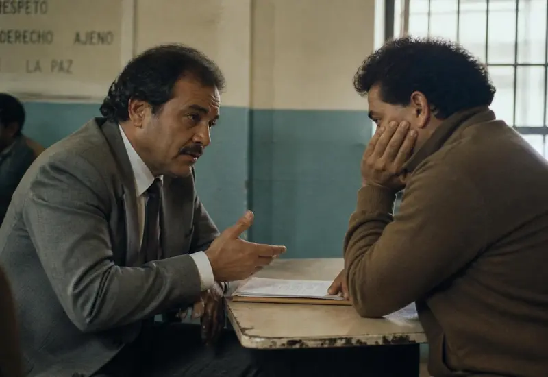 Una escena de cine representando a un abogado que le pide a su cliente que le diga la verdad sobre los actos de los que se le acusa.