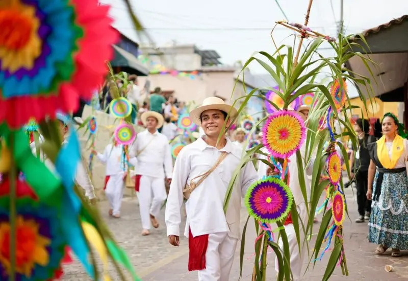 Representantes de diversas comunidades de Oaxaca muestran sus danzas y tradiciones como parte de la cartelera de actividades de la Guelaguetza 2026.