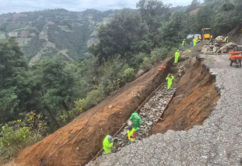 Dependencias estatales y federales mediando el acuerdo con transportistas para continuar la conservación de la carretera Teotitlán-Tuxtepec.