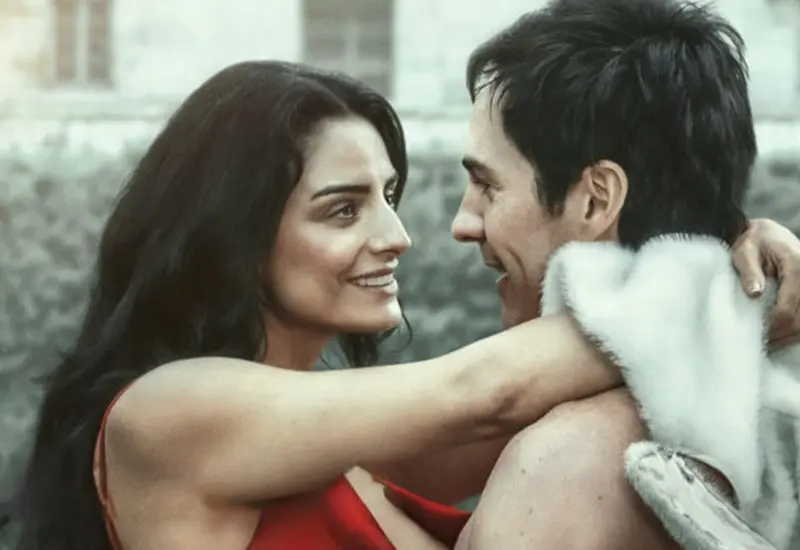 Los actores Aislinn Derbez y Mauricio Ochmann posan juntos durante su sorprendente viaje por la Costa Amalfitana en Italia, desatando rumores de reconciliación.