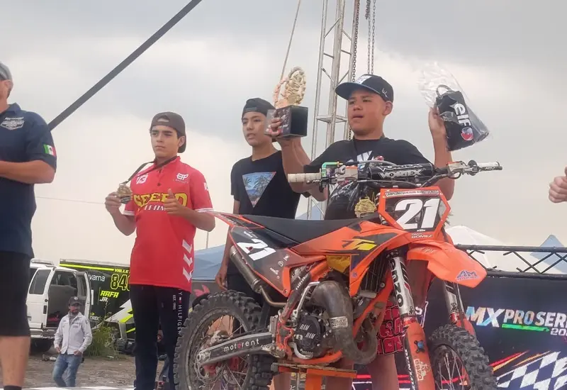 El piloto Aldo de la Cajiga Jr en plena competencia de motocross en Lagos de Moreno, donde obtuvo el cuarto sitio en la categoría 85cc.
