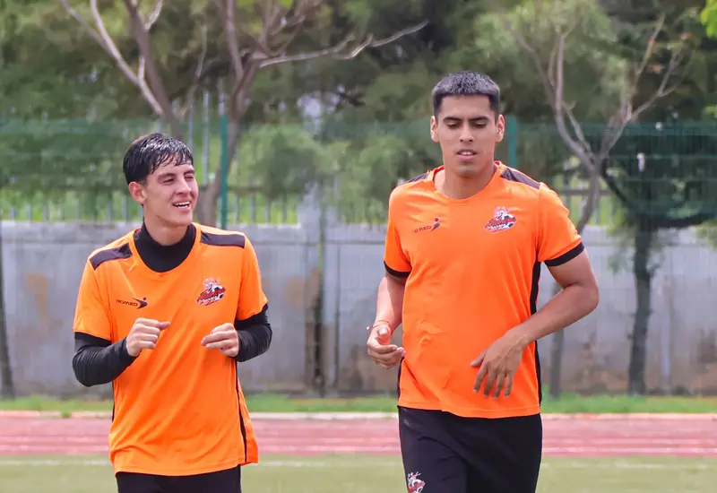 Los jugadores del equipo de fútbol Alebrijes de Oaxaca durante un entrenamiento en la cancha como parte de su pretemporada para el torneo.