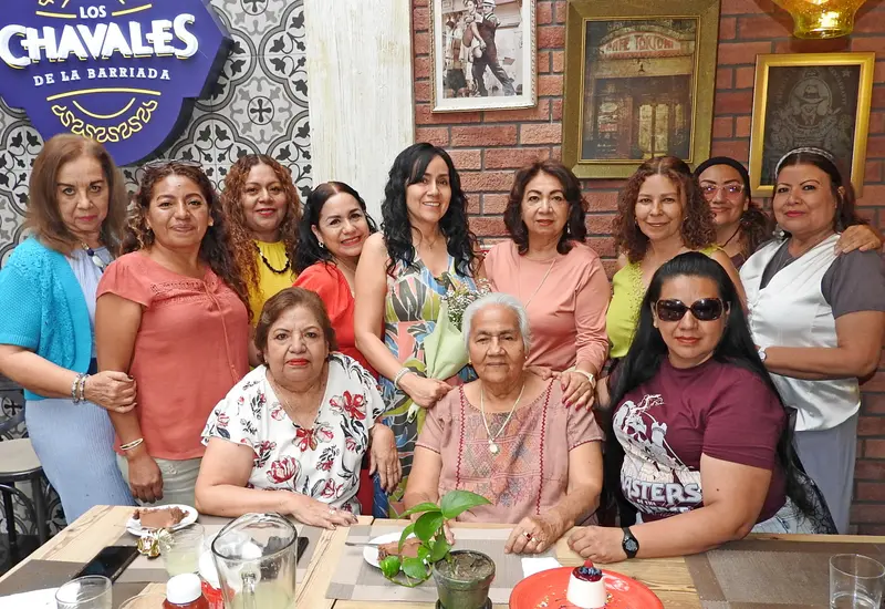 Alma Luis Cárdenas celebra su cumpleaños con un desayuno, rodeada por su mamá Cire y un grupo de amigas en un momento especial.