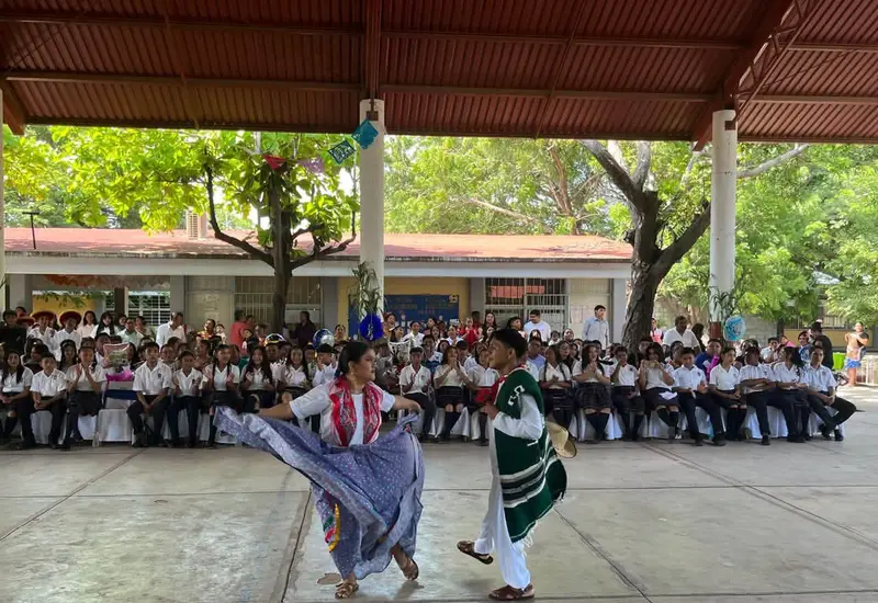 Retrato de Amando Orozco, residente de Juchitán, en el contexto de un reportaje sobre los altos costos de las clausuras escolares.