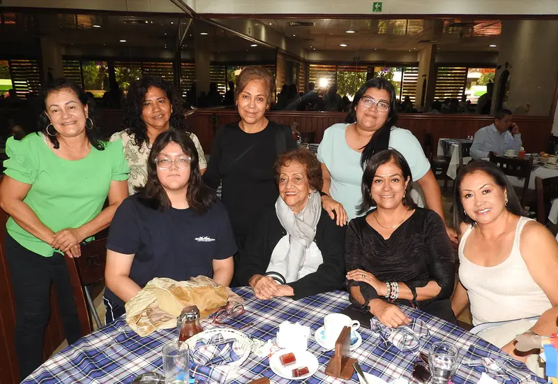 La señora Ana Marina Serna Toledo, sentada al centro, celebra su cumpleaños en Oaxaca, rodeada por el afecto de sus hijas y nietas.