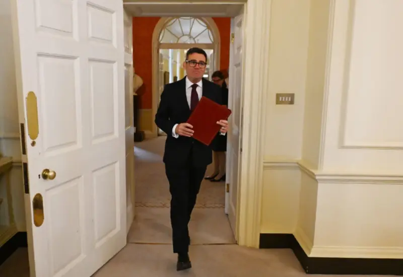 El primer ministro británico, Andy Burnham, fotografiado en relación con la noticia sobre la baja de impuestos a la factura de la luz.