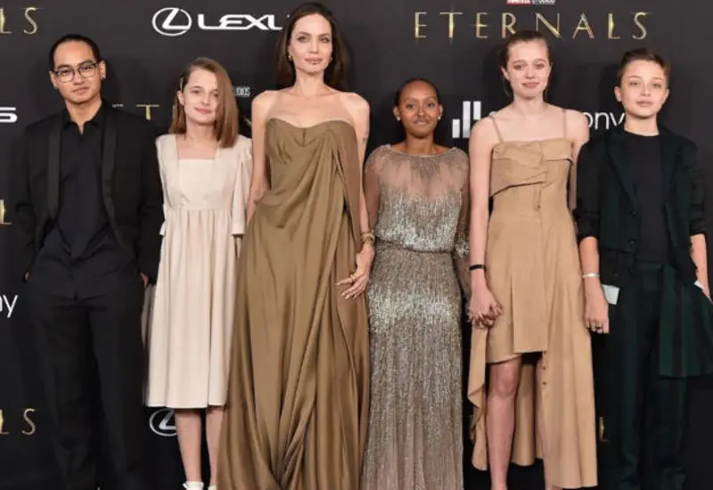 La expareja de actores Angelina Jolie y Brad Pitt, quienes están nuevamente bajo los reflectores debido a su más reciente conflicto familiar y legal.